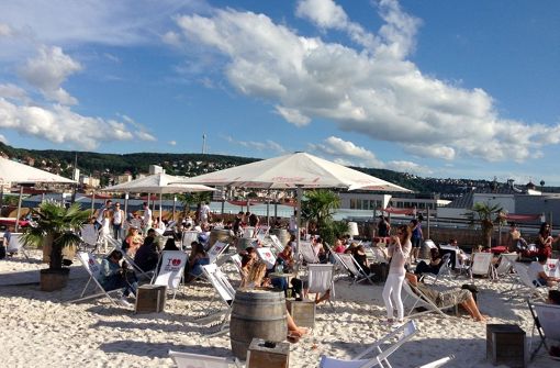 Die bekannteste Strandbar in Stuttgart ist der Sky Beach. Mitten auf dem obersten Parkdeck des Galeria Kaufhof-Parkhauses an der Königstraße gelegen, bietet es einen tollen Blick auf den Stuttgarter Kessel. Foto: Stadtengel