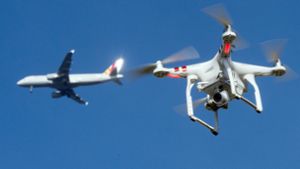 Drohnenflüge in der Nähe von Flughäfen sind eine Sicherheitsgefahr (Illustration). Trotz des massiv eingeschränkten Flugverkehrs ist die Zahl der Behinderungen durch Drohnen weiterhin hoch. Foto: dpa/Julian Stratenschulte