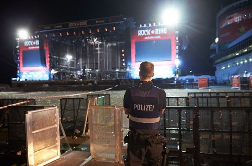 Polizeibeamte durchsuchen nach dem Festivalabbruch wegen Terrorgefahr beim Musikfestival „Rock am Ring“ das Veranstaltungsgelände. Foto: dpa