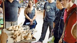 Bernd Bachofer  (rechts) beim Einkauf in Seam Reap/Kambodscha Foto: privat