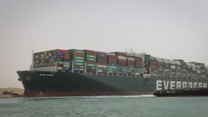 Das riesige Containerschiff blockiert immer noch den Suez-Kanal und behindert den Schiffsverkehr. Foto: dpa