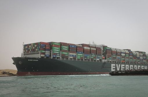Das riesige Containerschiff blockiert immer noch den Suez-Kanal und behindert den Schiffsverkehr. Foto: dpa