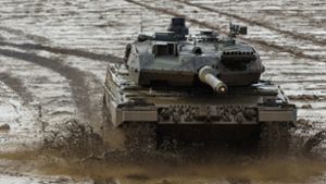 Kampfpanzer vom Typ Leopard 2A6 fährt wurden bereits in der Vergangenheit an die Ukraine geliefert, jetzt sollen weitere Waffen sowie Munition und militärische Ausrüstung dazu kommen (Archivbild). Foto: dpa/Philipp Schulze