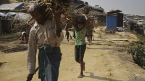 Zwei Rohingya transportieren Feuerholz in einem Flüchtlingslager in Bangladesch. Foto: AP