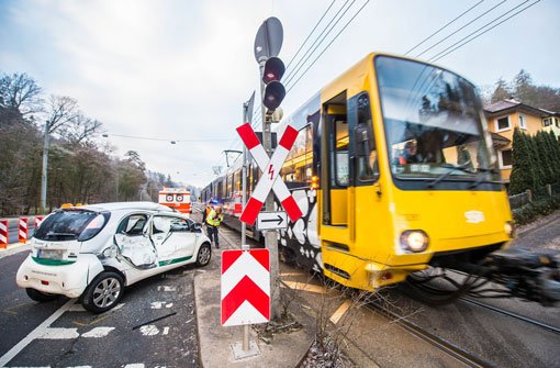 Beim Vortasten in eine Kreuzung in Stuttgart-Süd konzentriert sich eine 20-Jährige am Mittwochmorgen auf den Autoverkehr und übersieht dabei eine herannahende Stadtbahn. Foto: www.7aktuell.de