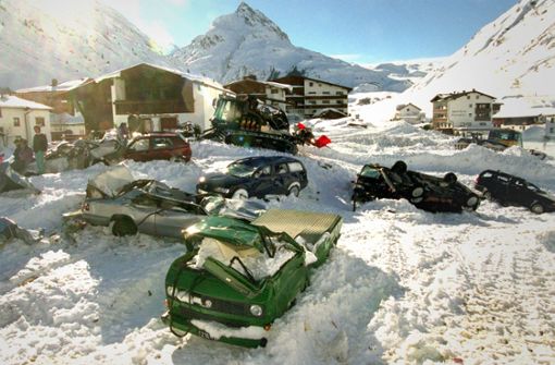 Die Schneemassen hatten eine enorme Kraft: Dutzende Autos sind nach dem Lawinenabgang nur noch Schrotthaufen. Foto: dpa