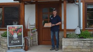 Martin Föll verkauft frische Eier aus Boden- und Freilandhaltung. Foto: Tanja Schaaf