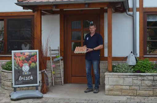 Martin Föll verkauft frische Eier aus Boden- und Freilandhaltung. Foto: Tanja Schaaf