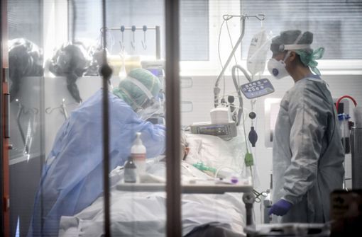 In den Stuttgarter Krankenhäusern ist die Zahl der Intensivpatienten mit dem Coronavirus gesunken. Doch das könnte sich schnell ändern. Foto: dpa/Claudio Furlan
