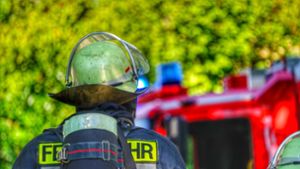 Feuerwehr-Einsatz in Stuttgart-Münster: 26-Jähriger   liegt nach Wohnungsbrand schwer verletzt vor Gebäude