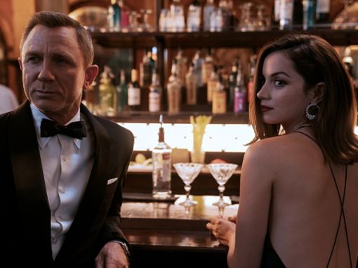 Daniel Craig zum letzten Mal als James Bond, an seiner Seite Ana de Armas als CIA-Kontakt Paloma. Foto: © 2021 DANJAQ, LLC AND MGM.  ALL RIGHTS RESERVED.