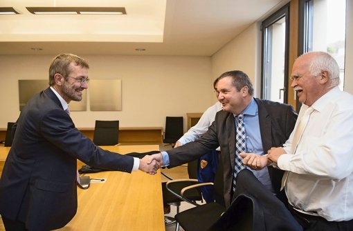 Wiedersehen vor Gericht: Martin Schockenhoff (links) von der Kanzlei Gleiss Lutz begrüßt Ex-Ministerpräsident Stefan Mappus und dessen Anwalt  Peter Gauweiler (rechts) Foto: dpa