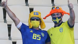 Daumen hoch: die Fans feiernd bei der EM die Rückkehr in die Stadien. Foto: dpa/Cezearo De Luca
