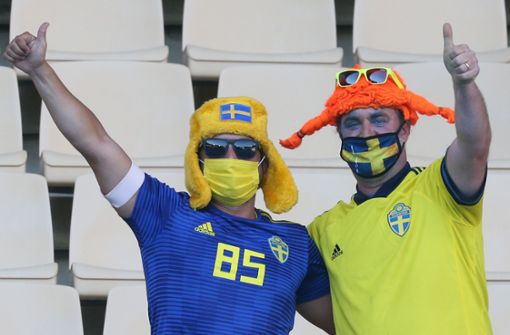 Daumen hoch: die Fans feiernd bei der EM die Rückkehr in die Stadien. Foto: dpa/Cezearo De Luca
