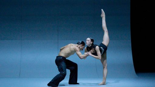 Sie vertraut auf Gott und arbeitet hart: die Tänzerin Mackenzie Brown, hier mit Martino Semenzato in „Sospiro“ von Vittoria Girelli. Foto: Stuttgarter Ballett/Roman Novitzky