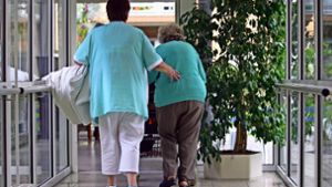 Altenpflegerinnen besser zu bezahlen ist fast Konsens – aber der Weg ist umstritten. Foto: dpa