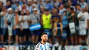 Argentiniens Lionel Messi vor einem weiß-himmelblauen Zuschauermeer Foto: AFP/ODD ANDERSEN
