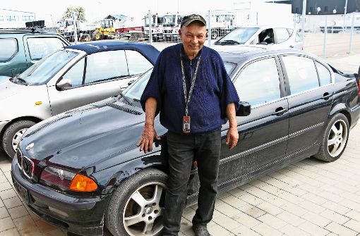 Adel Halim  hat für 500 Euro den Zuschlag über einen BMW erhalten, den der Vorbesitzer an der Goldäckerstraße stehen ließ. Foto: Götz Schultheiss