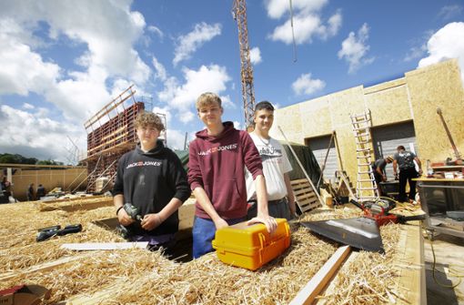 Die Drei von der Baustelle: Lukas, Anton und Dustin (von links) helfen mit bei den Dämmarbeiten Foto: Ines Rudel