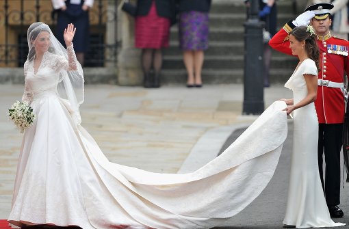 Damals war sie „nur“ Trauzeugin und zog dennoch die Blicke auf sich: Pippa Middleton (rechts) hält bei der Hochzeit ihrer Schwester Kate deren Schleppe. Traut sich Pippa nun bald selbst? Foto: Getty Images Europe