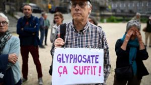 Ein Mann protestiert im französischen Renne gegen die weitere Zulassung von Glyphosat. Am Freitag wurde die Entscheidung dazu in Brüssel allerdings vertagt. Foto: AFP/DAMIEN MEYER