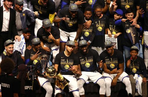 Die Golden State Warriors wurden im Vorjahr Meister – der dritte Titel in vier Jahren. Insgesamt rangiert der Club aktuell auf dem geteilten dritten Platz was die Anzahl der NBA-Meisterschaften angeht. Foto: AFP