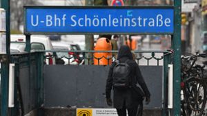 Unbekannte hatten in der U-Bahnstation an der Schönleinstraße versucht, einen Obdachlosen anzuzünden. Foto: dpa
