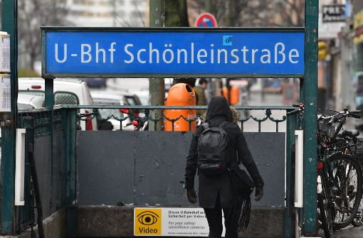 Unbekannte hatten in der U-Bahnstation an der Schönleinstraße versucht, einen Obdachlosen anzuzünden. Foto: dpa