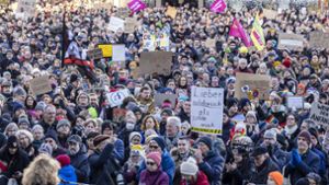 In Stuttgart demonstrierten am Wochenende Zehntausende Menschen gegen Rechts. Am 28. Januar ist auf dem Esslinger Marktplatz eine Kundgebung geplant. Foto: IMAGO/Arnulf Hettrich/IMAGO/Arnulf Hettrich