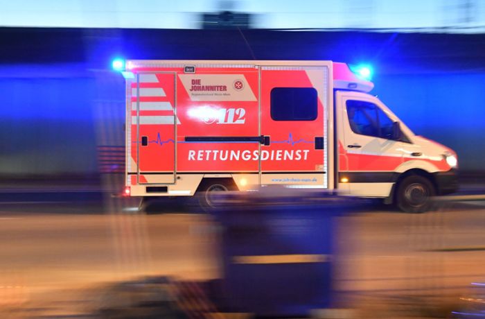Stuttgarter Polizei sucht Zeugen: Mit zivilem Polizeiauto im Einsatz kollidiert – Biker schwer verletzt
