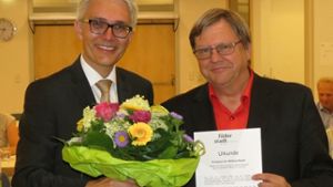 Willfried Nobel (rechts) wurde von Bürgermeister Andreas Koch verabschiedet Foto: Häusser