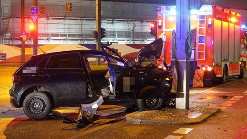 Der Wagen, ein VW Polo, wird bei dem Unfall stark beschädigt Foto: Fotoagentur Stuttgart/Andreas Rosar