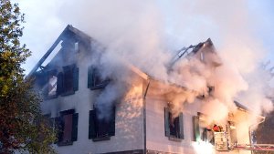Ein Brand hat die geplante Flüchtlingsunterkunft in Weissach im Tal zerstört. Um fünf Uhr am Montag rückte die Feuerwehr aus, auch am Mittag brannten noch Glutnester. Foto: dpa