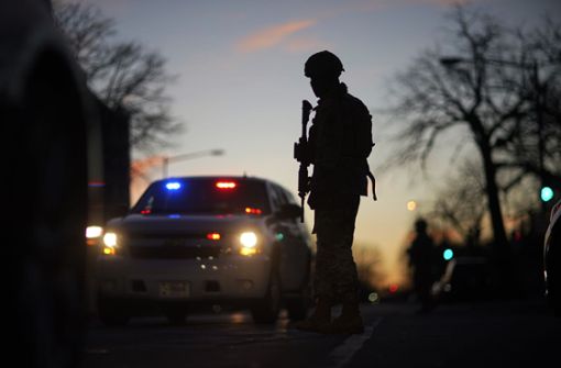 Ein bewaffneter Nationalgardist steht am frühen Morgen an einem Kontrollpunkt in Washington D.C. Foto: dpa/David Goldman