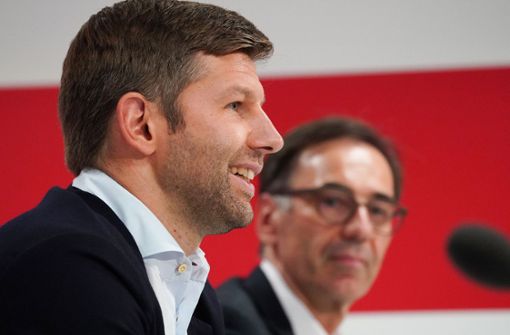 Thomas Hitzlsperger steht jetzt als Vorstandsvorsitzender beim VfB im Fokus – und der vorübergehende Aufsichtsratsvorsitzende Bernd Gaiser agiert im Hintergrund. Foto: Baumann