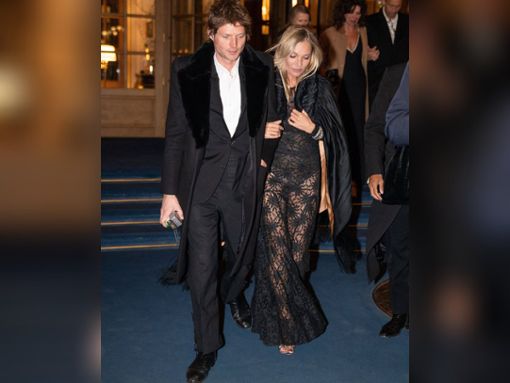 Kate Moss und ihr langjähriger Partner Nikolai von Bismarck in Paris. Foto: imago/ABACAPRESS