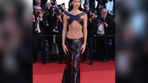 Schwarzes Leder, Oberkörper frei bis auf zwei schmale Bänder: Model Irina Shayk sorgte mit ihrem gewagten Outfit beim Filmfestival in Cannes für Gesprächsstoff. Foto: imago/ZUMA Wire