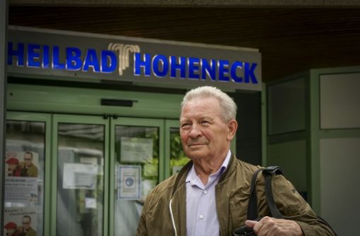 Helmut Fleischer wartet vor der verschlossenen Tür des Heilbads. Foto: Simon Granville Foto:  