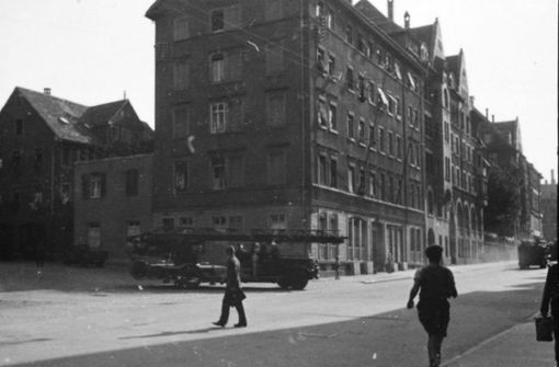 Feuerwehreinsatz in Stuttgart-Mitte 1942, aufgenommen in der Jakobstraße, Ecke Katharinenstraße. Links davon steht ... Foto: Stadtarchiv Stuttgart