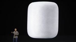 Apple-Marketingchef Phil Schiller stellt der Apple-Entwicklerkonferenz WWDC vernetzte Lautsprecher mit dem Namen HomePod vor. Foto: AP