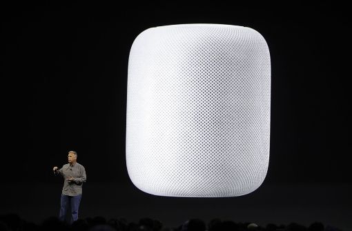 Apple-Marketingchef Phil Schiller stellt der Apple-Entwicklerkonferenz WWDC vernetzte Lautsprecher mit dem Namen HomePod vor. Foto: AP