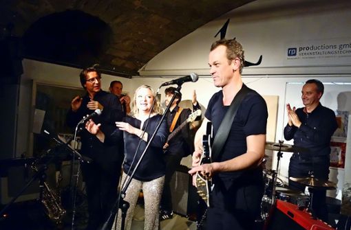 „Jabb“ ist eine Erfindung von Tenor Matthias Klink (rechts) – er spielt in dieser „anderen Bluesband“ die E-Gitarre; seine Frau Natalie Karl singt. Foto: Ingrid Sachsenmaier