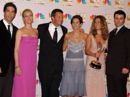 Alle Friends-Stars bei den Emmy Awards im Jahr 2002 v.l.n.r.: David Schwimmer, Lisa Kudrow, Matthew Perry, Courteney Cox, Jennifer Aniston und Matt LeBlanc. Foto: imago/ABACAPRESS