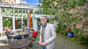 Kaffeeklatsch ist vor dem Pflegeheim Obertor wieder möglich: Geschäftsführer Thilo Naujoks ist erleichtert. Foto: Roberto Bulgrin