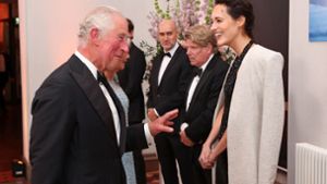Phoebe Waller-Bridge und  Prinz Charles bei der Premiere des neuen Bond-Films. Foto: AFP/CHRIS JACKSON