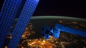 Ein atemberaubender Blick von der Internationalen Raumstation ISS nach Europa hinunter. Solche und weitere spektakulären Bilder bekommen Nachtschwärmer künftig wieder im Bayerischen Rundfunk zu sehen - die Space Night ist zurück. Foto: dpa