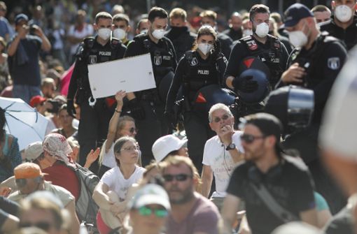 Zahlreiche Menschen demonstrierten am Samstag in Berlin gegen die Corona-Auflagen. Foto: AP/Markus Schreiber