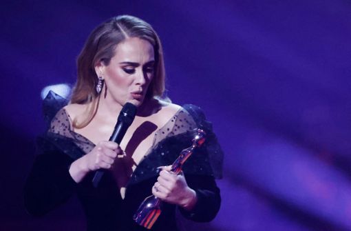 Sichtlich gerührt: Sängerin Adele mit einem ihrer drei Brit Awards. Foto: AFP/TOLGA AKMEN