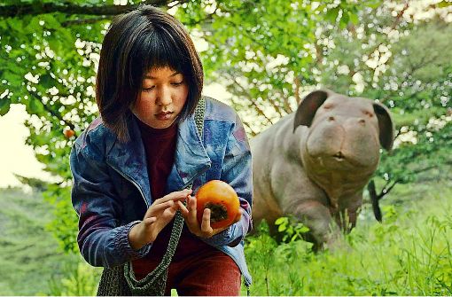 Das Mädchen Mija (Ahn Seo-hyun) erlebt mit dem sanften Riesenschwein Okja täglich das Glück der Freundschaft. Foto: Netflix