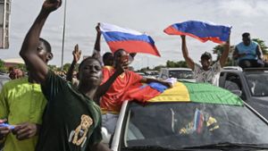 Nigrische Anhänger der Putschisten schwenken russische Flaggen. Foto: AFP